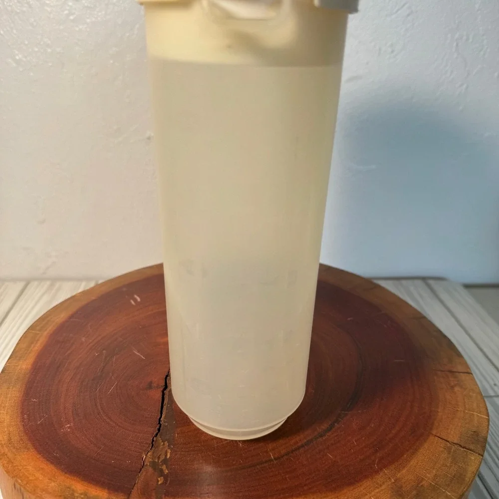 Rubbermaid Servin Saver Pitcher 1.5 Qt 1.4 L Translucent Almond Lid 0922 Vintage